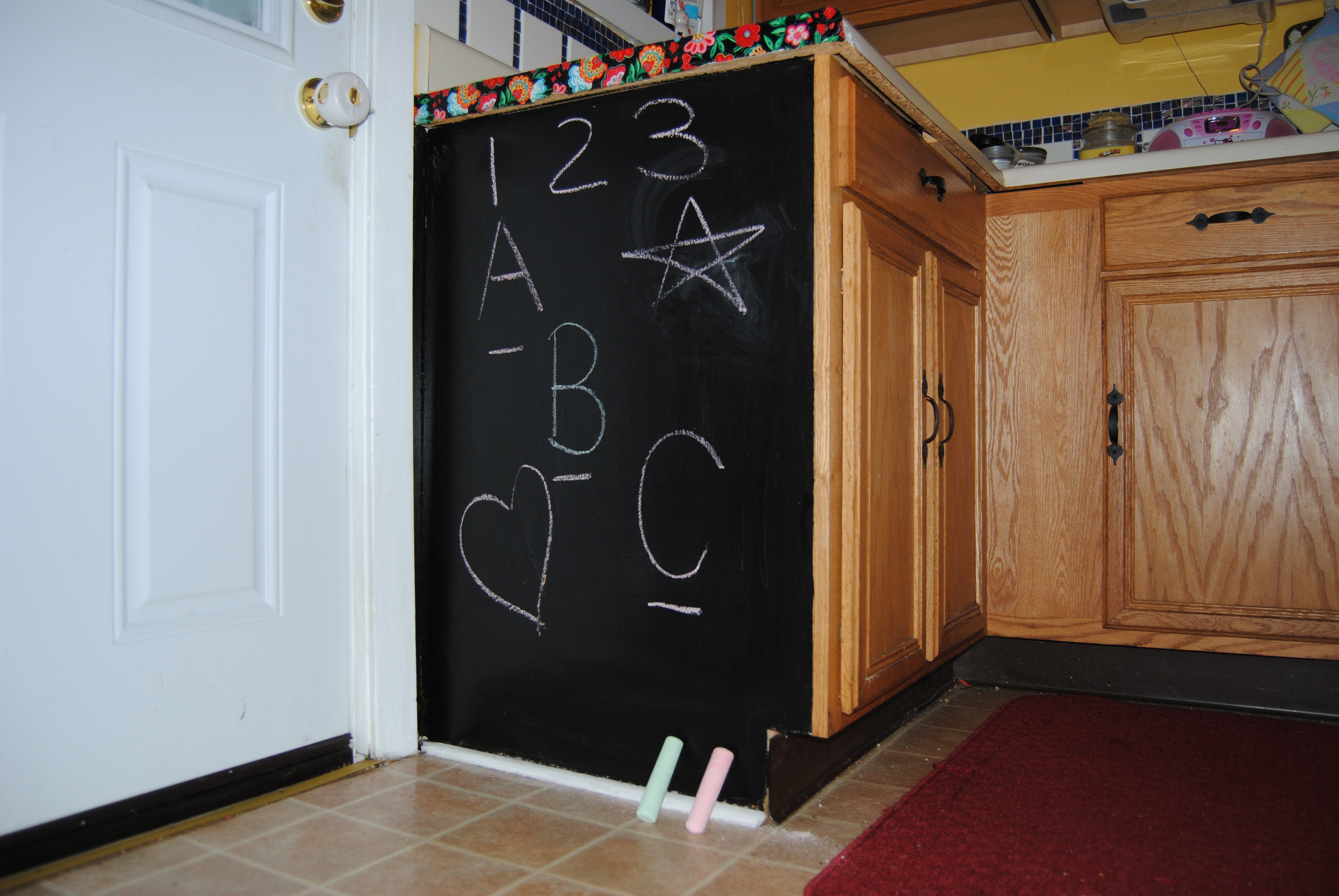 Fun with Chalkboard Paint: Kitchen Cabinet Memo Board